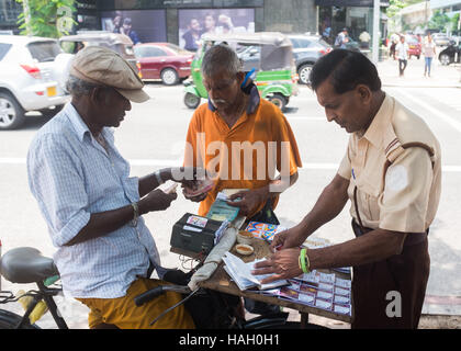 Lotterie-Verkäufer auf seinem Fahrrad in Colombo, Sri Lanka Stockfoto