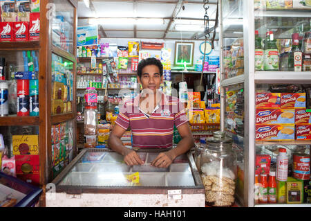 Besitzer eines kleinen Ladens in Cochin, Indien Stockfoto