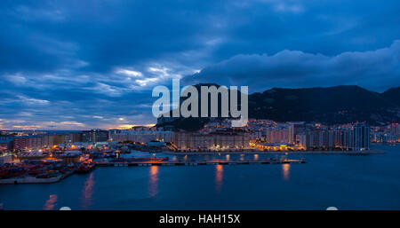 Am frühen Morgen Blick auf Gibraltar von den Decks der P & O Arcadia. Stockfoto