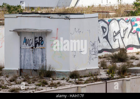 Graffiti an verfallenen Gebäude im Hafen von Split, Kroatien. Stockfoto