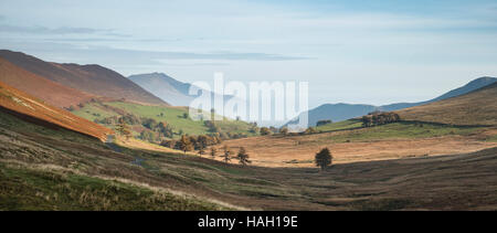 Atemberaubende nebligen Herbst Herbst Sonnenaufgang Landschaftsbild über Landschaft im Lake District in England Stockfoto