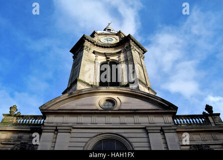 Alte Kirche in Birmingham Stadtzentrum entfernt, am sonnigen Tag Stockfoto