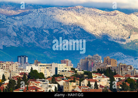 Blick auf die Stadt Split mit Bergen im Hintergrund, Kroatien. Stockfoto