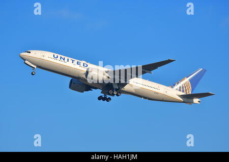 United Airlines Boeing 777-200 N69020 ausgehend von London Heathrow Airport, Großbritannien Stockfoto