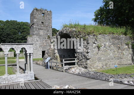 ISLE OF MAN, 16. August 2016: Die Ruinen der Mönche Kreuzgang und Kapitelsaal Rushen Abbey, Ballasalla Kirchturm Stockfoto