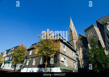 BRD, Nordrhein-Westfalen, Olpe, Blick Vom Kurkölner Platz Mit Geschichtsbrunnen Auf Die Historische Stadtmauer Mit Hexenturm, Stockfoto