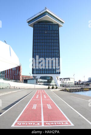 Babybadewanne "Toren" / ADAM Panorama Tower in Amsterdam, Niederlande am Fluss IJ. Ehemalige HQ Shell (Shell "Toren") Stockfoto