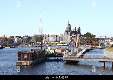 Amsterdam historische Skyline mit 19. Jahrhundert Basilika von St. Nikolaus, katholische Hauptkirche in Amsterdam, von Oosterdok gesehen Stockfoto