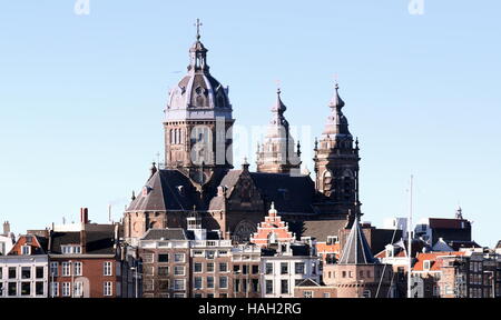 Amsterdam historische Skyline mit 19. Jahrhundert Basilika von St. Nikolaus, katholische Hauptkirche in Amsterdam, von Oosterdok gesehen Stockfoto