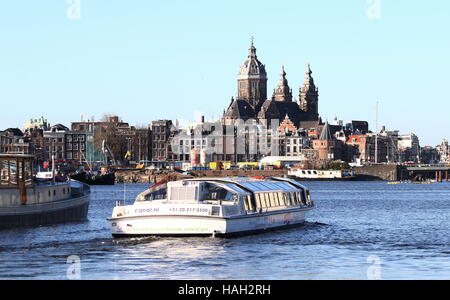 Amsterdam historische Skyline mit 19. Jahrhundert Basilika von St. Nikolaus, katholische Hauptkirche in Amsterdam. Touristenboot Kanal Stockfoto