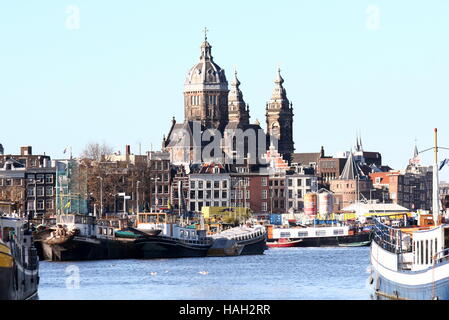 Amsterdam historische Skyline mit 19. Jahrhundert Basilika von St. Nikolaus, katholische Hauptkirche in Amsterdam, von Oosterdok gesehen Stockfoto