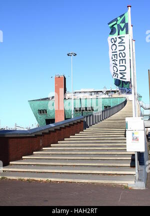 Science Center NEMO am Oosterdok in Amsterdam, Niederlande. Stockfoto