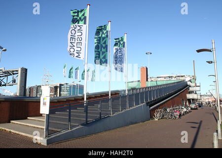 Treppe hinauf auf die Dachterrasse des Science Center NEMO am Oosterdok in Amsterdam, Niederlande. Stockfoto