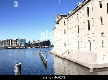 Niederländische National Maritime Museum (Scheepvaartmuseum) in Amsterdam, Niederlande. Im Hintergrund Wissenschaftsmuseum NEMO. Stockfoto