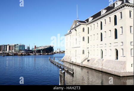 Niederländische National Maritime Museum (Scheepvaartmuseum) in Amsterdam, Niederlande. Im Hintergrund Wissenschaftsmuseum NEMO. Stockfoto