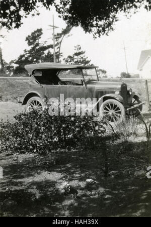 Antike c1920 Foto, Roadster-Auto in der Einfahrt. QUELLE: ORIGINAL FOTOABZUG. Stockfoto