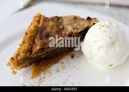 Nahaufnahme von Baklava, ein Dessert mit Blätterteig und gehackten Nüssen und Zuckersirup. Es ist ein beliebtes türkisches dessert Stockfoto