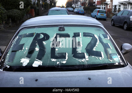 gefrorene Einfrieren Auto Windschutzscheibe Wort geschrieben in frost Stockfoto