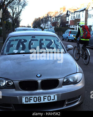 gefrorene Einfrieren Auto Windschutzscheibe Wort geschrieben in frost Stockfoto