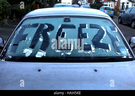 gefrorene Einfrieren Auto Windschutzscheibe Wort geschrieben in frost Stockfoto