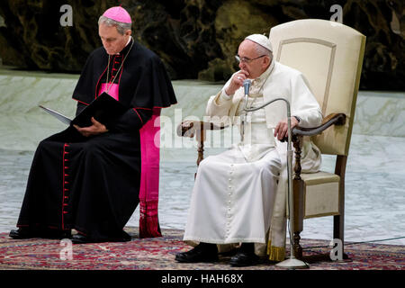 Vatikanstadt, Vatikan. 30. November 2016. Papst Francis führt seine wöchentliche Generalaudienz in der Aula Paul VI in der Vatikanstadt, Vatikan. Am Ende seiner Generalaudienz begrüßt Papst Francis die Kirche von Konstantinopel und der "Geliebte Patriarch Bartholomaios" anlässlich des Festes des Apostle St. Andreas. © Giuseppe Ciccia/Pacific Press/Alamy Live-Nachrichten Stockfoto