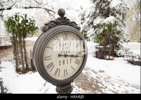 Vintage Uhr mit Titel Happy Neujahr 2017 auf verschneiten Straße Stockfoto