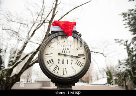 Vintage Uhr mit Titel Happy Neujahr 2017 auf verschneiten Straße Stockfoto