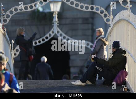 Ein Mann betteln auf Dublins Ha'penny Brücke als neuesten zeigen offiziellen Zahlen einen 56 % Anstieg der Zahl auf den Straßen der Hauptstadt seit letztem Winter schlafen. Stockfoto