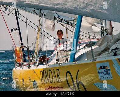 AJAXNETPHOTO. 4. JUNI 2000. PLYMOUTH, ENGLAND. -EUROPA 1 MANN NEUE STERNE TRANSAT REGATTA - EMMA RICHARDS SKIPPER DER YACHT PINDAR ZU BEGINN DES EUROPÄISCHEN 1 NEUE MANN STERNE SINGLE ÜBERGAB TRANSATLANTISCHEN RENNEN. FOTO: TONY CARNEY/ACME/AJAX REF: TC4923 15 14A Stockfoto