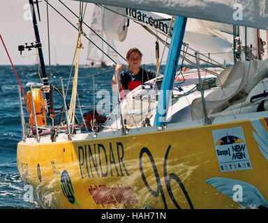 AJAXNETPHOTO. 4. JUNI 2000. PLYMOUTH, ENGLAND. -EUROPA 1 MANN NEUE STERNE TRANSAT REGATTA - EMMA RICHARDS SKIPPER DER YACHT PINDAR ZU BEGINN DES EUROPÄISCHEN 1 NEUE MANN STERNE SINGLE ÜBERGAB TRANSATLANTISCHEN RENNEN. FOTO: TONY CARNEY/ACME/AJAX REF: TC4923 16 15A Stockfoto