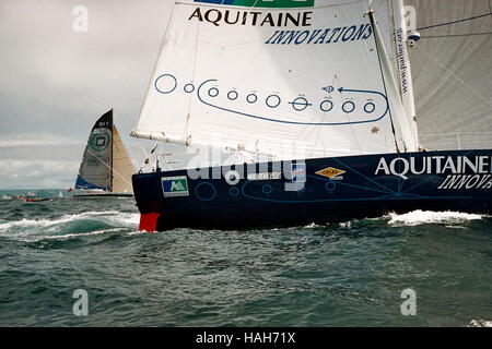 AJAXNETPHOTO. 4. JUNI 2000. PLYMOUTH, ENGLAND. -EUROPA 1 MANN NEUE STERNE TRANSAT REGATTA - AQUITAINE INNOVATIONEN SKIPPERED DURCH YVES PARLIER ZU BEGINN DES EUROPÄISCHEN 1 NEUE MANN STERNE SINGLE HANDED TRANSATLANTIC RACE. FOTO: TONY CARNEY/ACME/AJAX REF: TC4924 26 26A Stockfoto