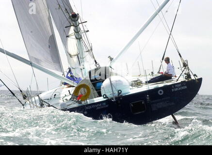 AJAXNETPHOTO. 4. JUNI 2000. PLYMOUTH, ENGLAND. -EUROPA 1 MANN NEUE STERNE TRANSAT REGATTA - AQUITAINE INNOVATIONEN SKIPPERED DURCH YVES PARLIER (FRA) ZU BEGINN DES EUROPÄISCHEN 1 NEUE MANN STERNE SINGLE HANDED TRANSATLANTIC RACE. FOTO: TONY CARNEY/ACME/AJAX REF: YACHTR 7 Stockfoto