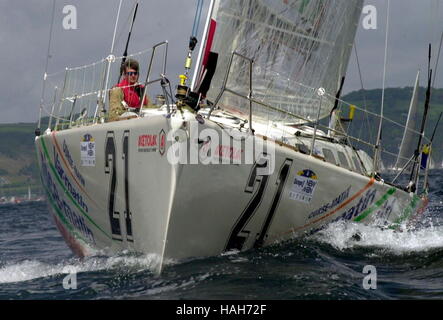 AJAXNETPHOTO. 4. JUNI 2000. PLYMOUTH, ENGLAND. -EUROPA 1 MANN NEUE STERNE TRANSAT REGATTA - GEB SKIPPERED DURCH XAVIER LECOEUR (FRA) ZU BEGINN DES EUROPÄISCHEN 1 NEUE MANN STERNE SINGLE HANDED TRANSATLANTIC RACE. FOTO: TONY CARNEY/ACME/AJAX REF: YACHTR 4 Stockfoto