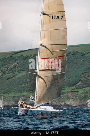 AJAXNETPHOTO. 4. JUNI 2000. PLYMOUTH, ENGLAND. -EUROPA 1 MANN NEUE STERNE TRANSAT REGATTA - YACHT NASTRO AZZURRO (ES) MIT SKIPPER ANDREA GANCIA ZU BEGINN DES EUROPÄISCHEN 1 NEUE MANN STERNE ÜBERGEBEN TRANSATLANTISCHEN EINZELRENNEN.  FOTO: TONY CARNEY/ACME/AJAX REF: TC4923 11 10A Stockfoto