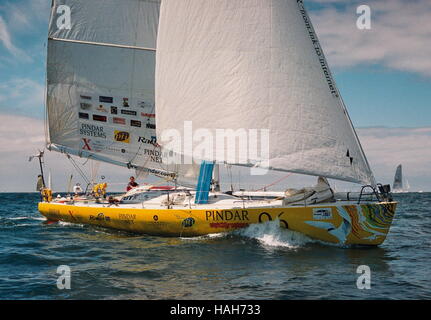 AJAXNETPHOTO. 4. JUNI 2000. PLYMOUTH, ENGLAND. -EUROPA 1 MANN NEUE STERNE TRANSAT REGATTA - YACHT PINDAR SKIPPERED DURCH EMMA RICHARDS ZU BEGINN DES EUROPÄISCHEN 1 MANN NEUE STERNE EINHÄNDIGE TRANSATLANTISCHEN RENNEN. FOTO: TONY CARNEY/ACME/AJAX REF: TC4924 4 4A Stockfoto