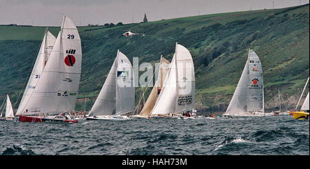 AJAXNETPHOTO. 4. JUNI 2000. PLYMOUTH, ENGLAND. -EUROPA 1 MANN NEUE STERNE TRANSAT REGATTA-KONKURRENTEN ZU BEGINN DES EUROPÄISCHEN 1 MANN NEUE STERNE SINGLE HANDED TRANSATLANTIC RACE.  FOTO: TONY CARNEY/ACME/AJAX REF: TC4923 33 32A Stockfoto