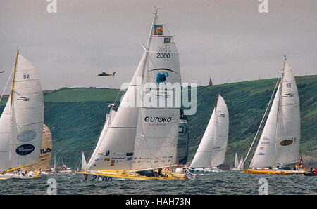 AJAXNETPHOTO. 4. JUNI 2000. PLYMOUTH, ENGLAND. -EUROPA 1 MANN NEUE STERNE TRANSAT REGATTA-KONKURRENTEN ZU BEGINN DES EUROPÄISCHEN 1 MANN NEUE STERNE EINHÄNDIGE TRANSATLANTISCHEN RENNEN. FOTO: TONY CARNEY/ACME/AJAX REF: TC4923 35 34A Stockfoto