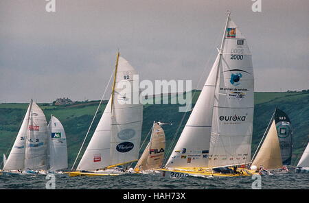 AJAXNETPHOTO. 4. JUNI 2000. PLYMOUTH, ENGLAND. -EUROPA 1 MANN NEUE STERNE TRANSAT REGATTA-KONKURRENTEN ZU BEGINN DES EUROPÄISCHEN 1 MANN NEUE STERNE EINHÄNDIGE TRANSATLANTISCHEN RENNEN. FOTO: TONY CARNEY/ACME/AJAX REF: TC4923 36 35A Stockfoto