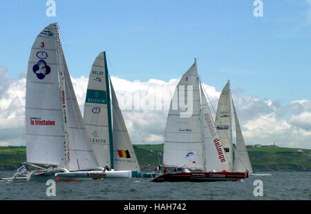 AJAXNETPHOTO. 4. JUNI 2000. PLYMOUTH, ENGLAND. -EUROPA 1 MANN NEUE STERNE TRANSAT REGATTA - KONKURRENTEN ZU BEGINN DES EUROPÄISCHEN 1 NEUE MANN STERNE SINGLE HANDED TRANSATLANTISCHEN RENNEN. FOTO: TONY CARNEY/ACME/AJAX REF: YACHTR 6 Stockfoto