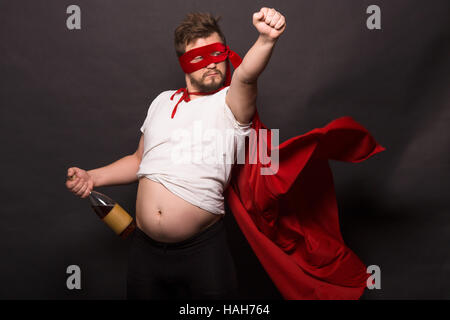 Super anti-Held Mann trinken von Alkohol Stockfoto