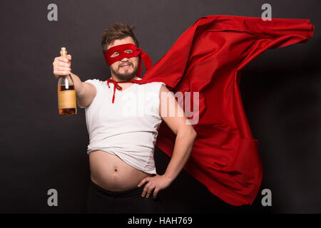 Super anti-Held Mann trinken von Alkohol Stockfoto