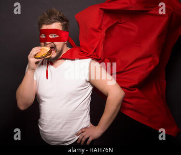 Super anti-Held Mann trinken von Alkohol Stockfoto