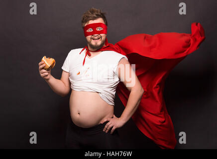 Super anti-Held Mann trinken von Alkohol Stockfoto