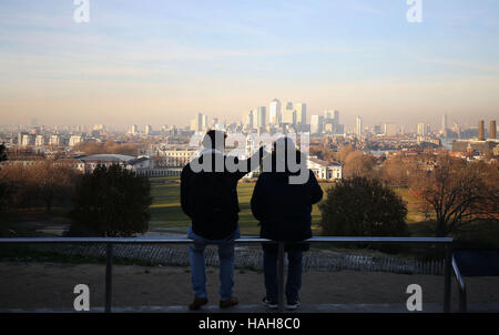 Menschen blicken auf London vom Greenwich Park, nachdem eines der kältesten Nächten im Herbst in diesem Jahr in England und Wales. Stockfoto