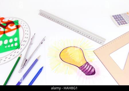 Eine stilisierte Darstellung einer Glühbirne, die auf einem Blatt Papier skizziert wurde. Geniale Idee der Branche Bau und Maschinenbau Stockfoto