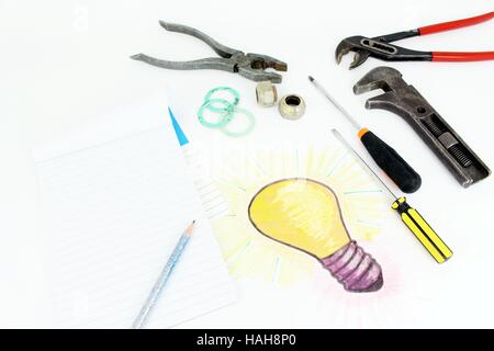 Eine stilisierte Darstellung einer Glühbirne, die auf einem Blatt Papier skizziert wurde. Geniale Idee der Branche Bau und Maschinenbau Stockfoto