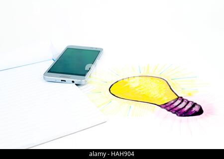 Eine stilisierte Darstellung einer Glühbirne, die auf einem Blatt Papier skizziert wurde. Geniale Idee der Branche Telefonie Stockfoto
