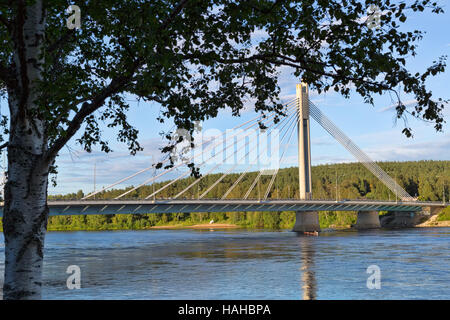 Brücke in Rovaniemi, Tag, Sommer, blauer Himmel und Wolken. Durch die Zweige der Birke Stockfoto