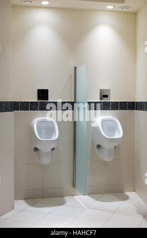 Urinal in Herrentoilette eines Luxushotels Stockfoto