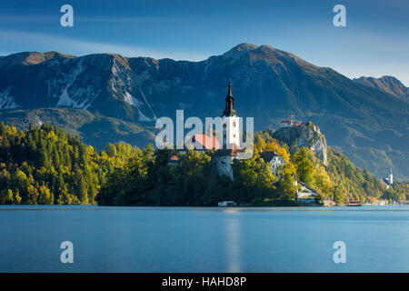 Morgensonne über St. Marys Church von der Annahme, Bleder See, obere Krain, Slowenien Stockfoto